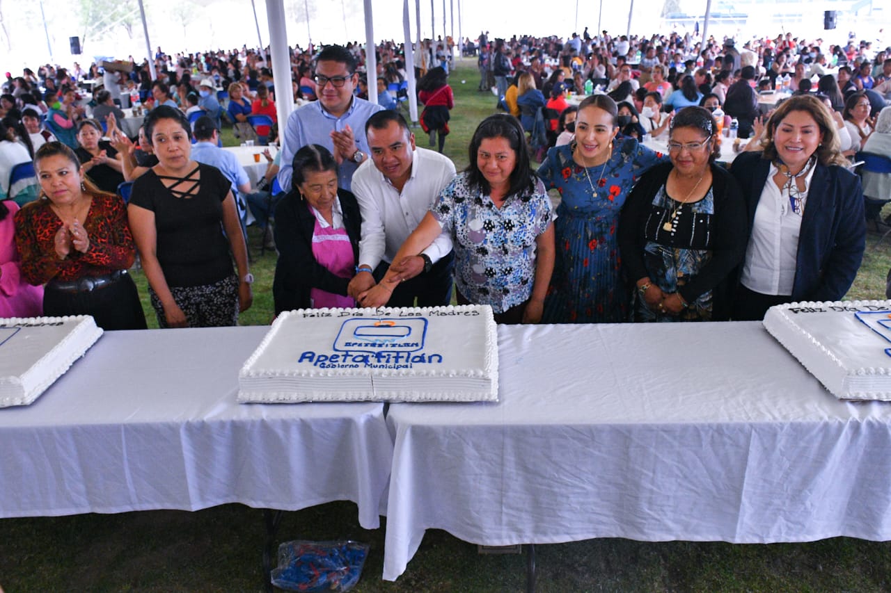 Con gran fiesta agasaja el gobierno de Ángelo Gutiérrez a mamás de Apetatitlán